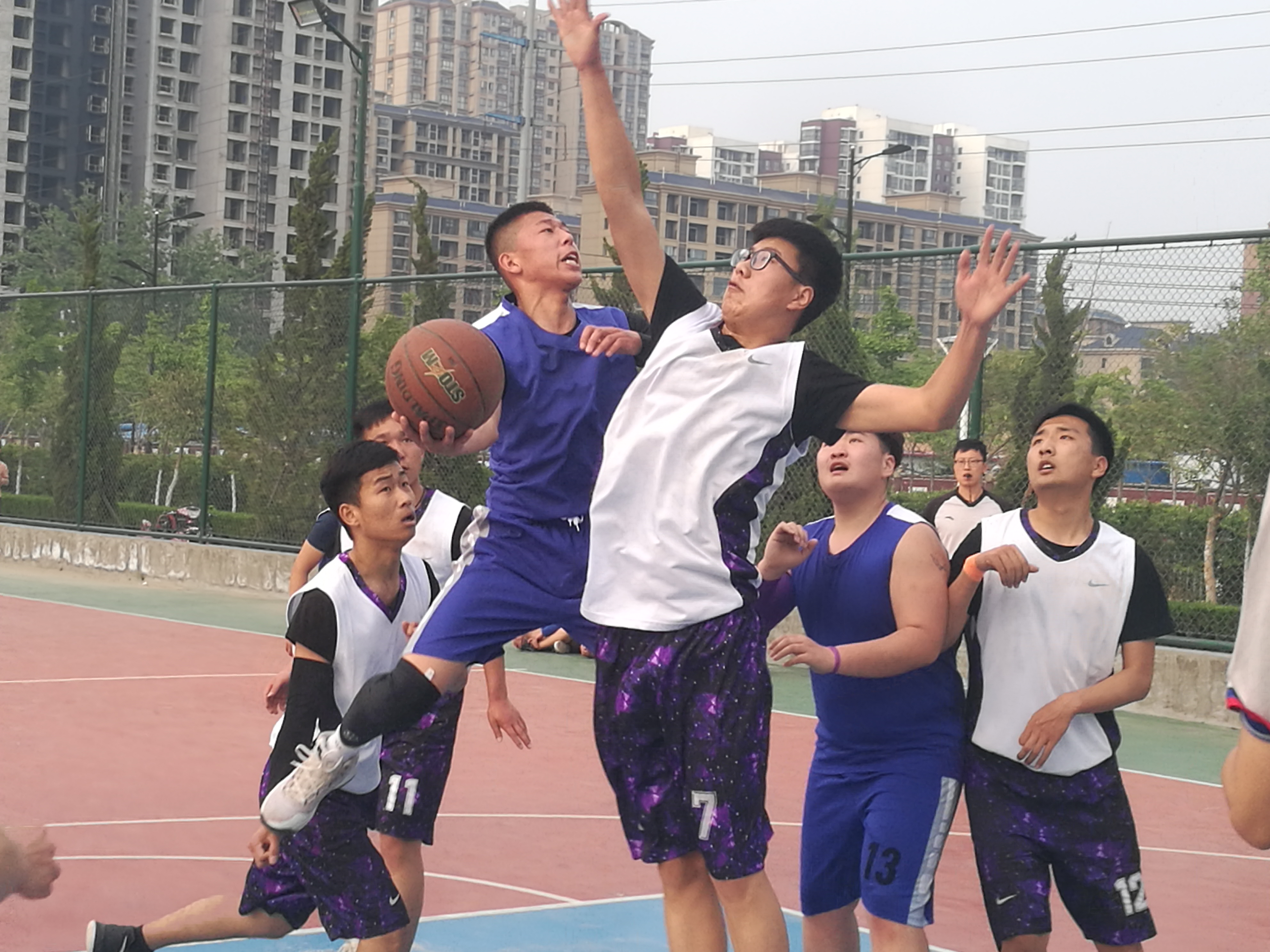 图二:运动员激烈比赛中