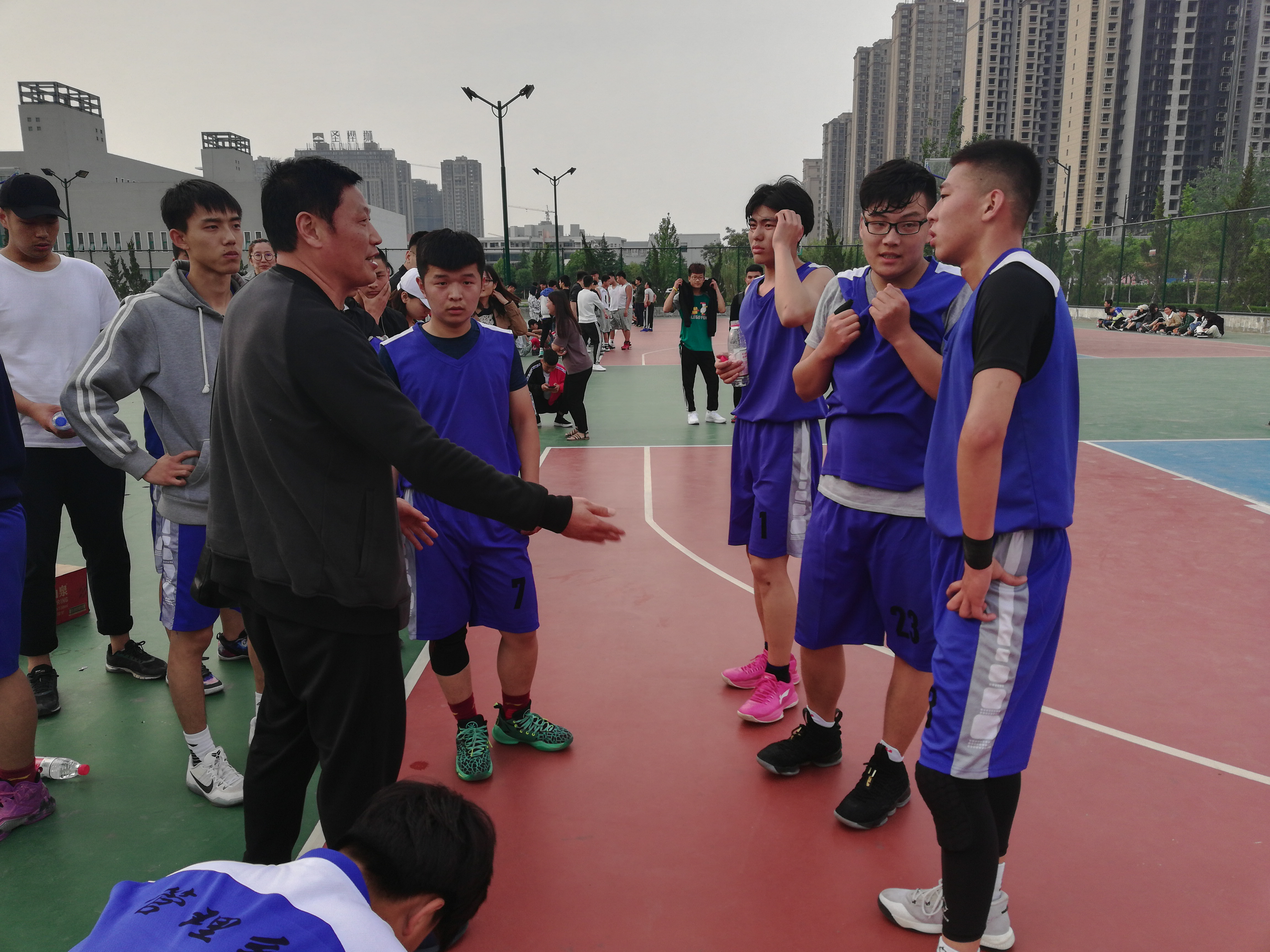 图一:我系党支部书记罗朝峰老师亲临比赛现场指导
